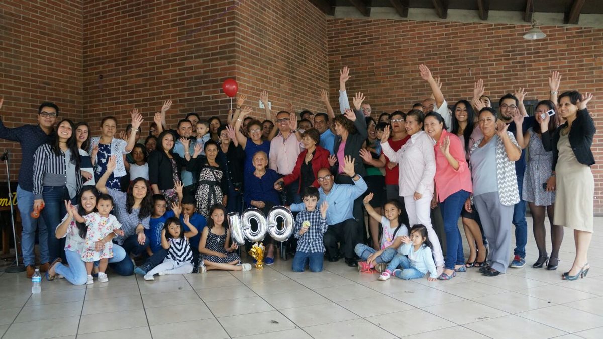 La familia de Lucía Guillermina Solís de León festejaron 100 años en la zona 8 de Mixco. (Foto Prensa Libre: Cortesía Lud Villatoro)