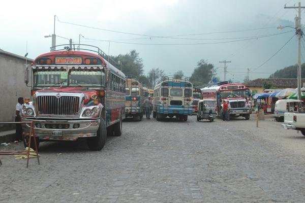 Varias unidades permanecen en la terminal de Antigua Guatemala, donde se ha reanudado el servicio de transporte colectivo. (Foto Prensa Libre: Miguel López)<br _mce_bogus="1"/>