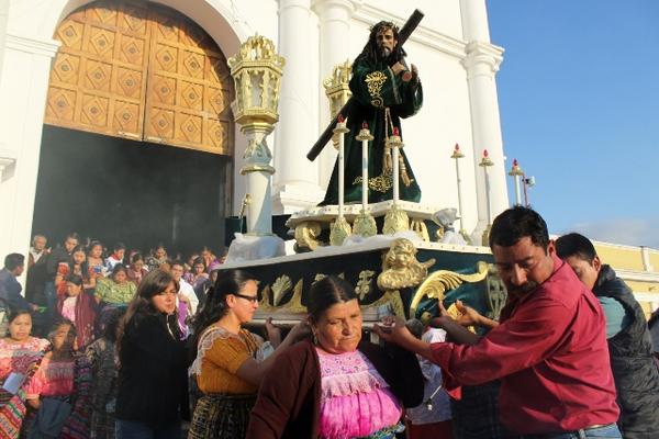 La procesión del Jesús Nazareno sale de la iglesia de Santa Cruz del Quiché. (Foto Prensa Libre: Oscar Figueroa)