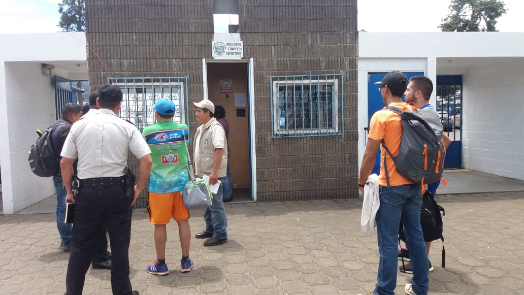 Guardias de seguridad capturaron a un presunto delincuente en el interior del Complejo Deportivo de Xela. (Foto Prensa Libre: Fred Rivera)