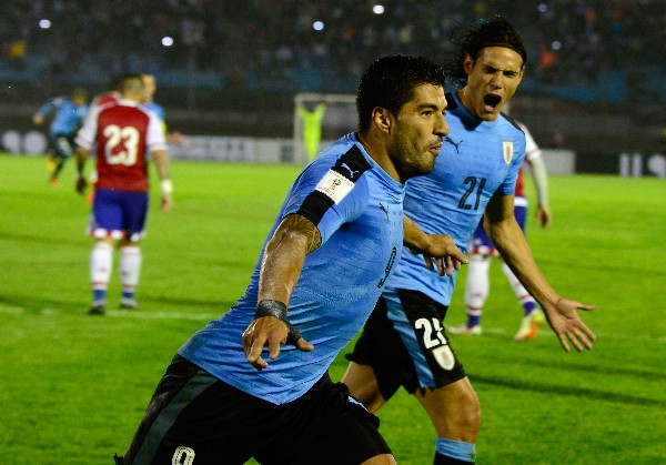 El uruguayo Luis Suárez fue la gran figura de su selección contra Paraguay. (Foto Prensa Libre: AFP)