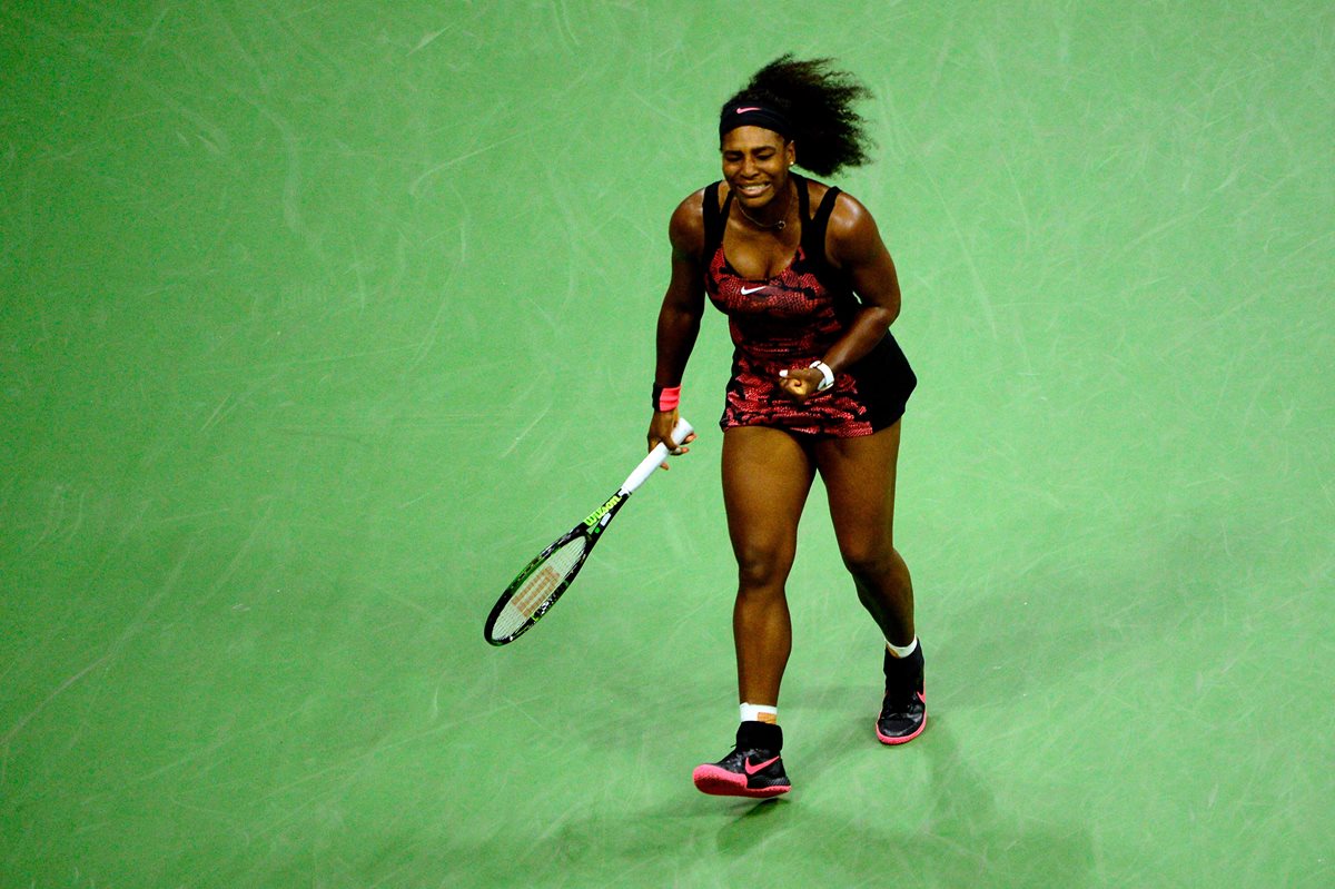 Serena Williams festeja luego de avanzar a las semifinales del US Open y dejar en el camino a su hermana Venus. (Foto Prensa Libre: AFP)