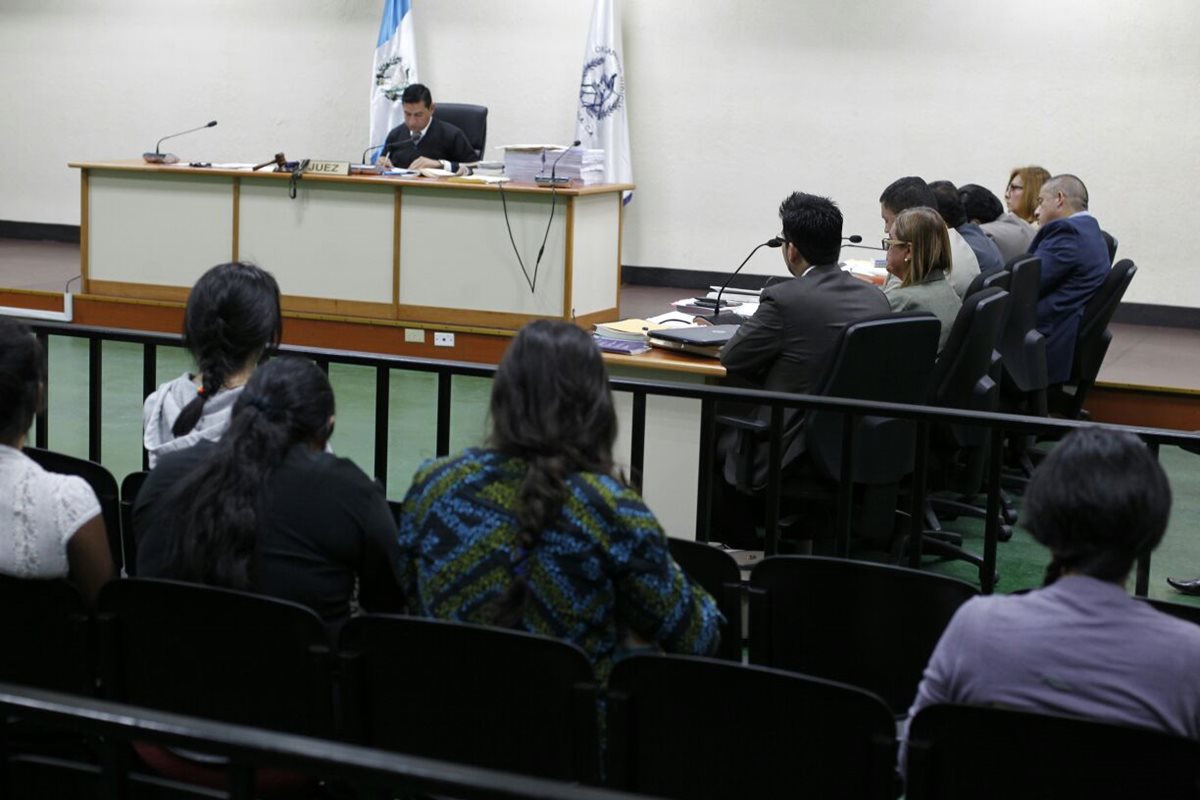Juez Carlos Guerra liga a proceso a exdirectivos de la SBS. (Foto Prensa Libre: Hemeroteca PL)