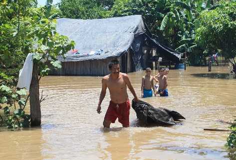 Vecinos de Nueva Concepción, Escuintla,  intentan sacar sus pertenencias de las viviendas cubiertas por el caudal del río Coyolate, desbordado desde el sábado último, por la intensa lluvia que azotó la región.
