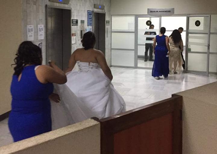 Una mujer vestida de novia busca a su prometido en Tribunales, quien fue detenido una noche antes de la boda. (Foto Prensa Libre: Cortesía)