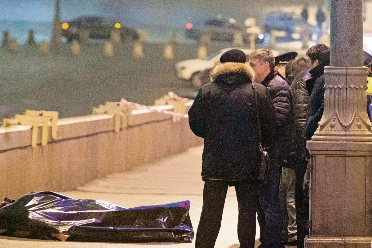 POLICÍAS RUSOS están cerca del cuerpo del Boris Nemtsov, en el centro de Moscú. (AFP)