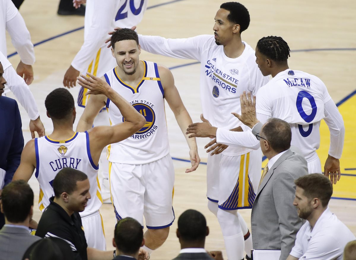 Los Warriors dieron su segundo golpe a Golden State este domingo. (Foto Prensa Libre: AFP)