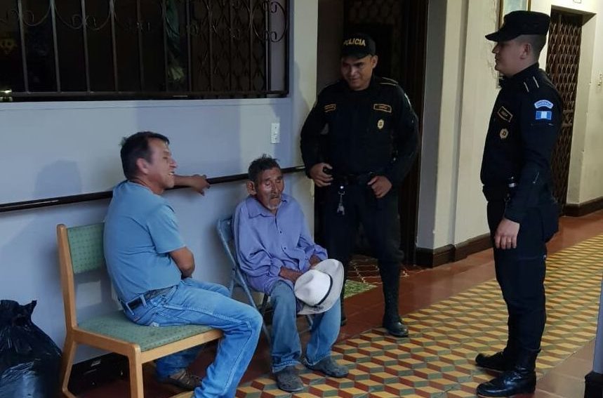 Luis Miguel Zacarías fue rescatado por agentes de la PNC, en Concepción Las Minas, Chiquimula. (Foto Prensa Libre: Mario Morales)