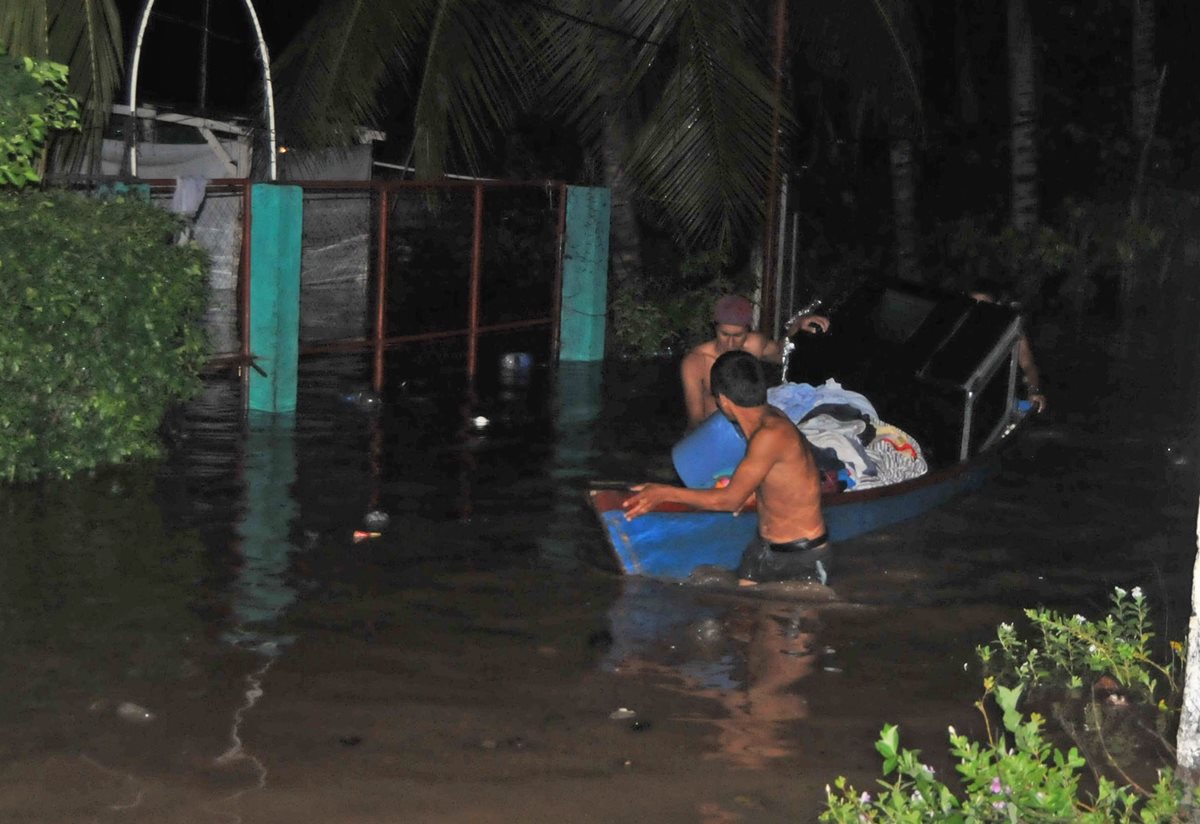 Las torrenciales lluvias en la costa sur de San Marcos y Quetzaltenango afectaron a cientos de personas. (Foto Prensa Libre: Hemeroteca PL)
