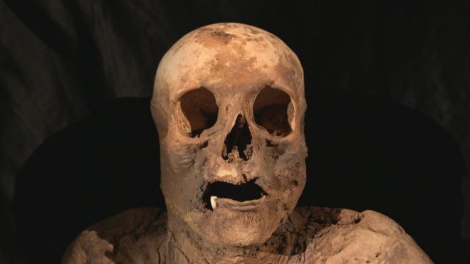 El cuerpo momificado de la mujer fue hallado en 1975 dentro de una iglesia en Basilea, Suiza. Credito: SRF