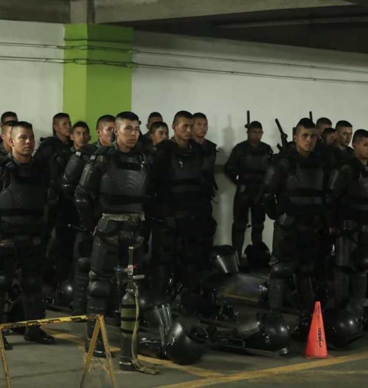 El grupo antidisturbios fue desplazado al sótano del parqueo municipal de la Plaza de la Constitución. (Foto Prensa Libre: Juan Diego González)