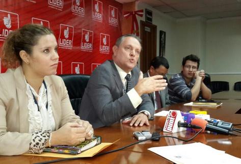 Carlos Soto, director del Hospital Roosevelt, denuncia que ha recibido amenazas vía telefónica. (Foto Prensa Libre: Alex Rojas)