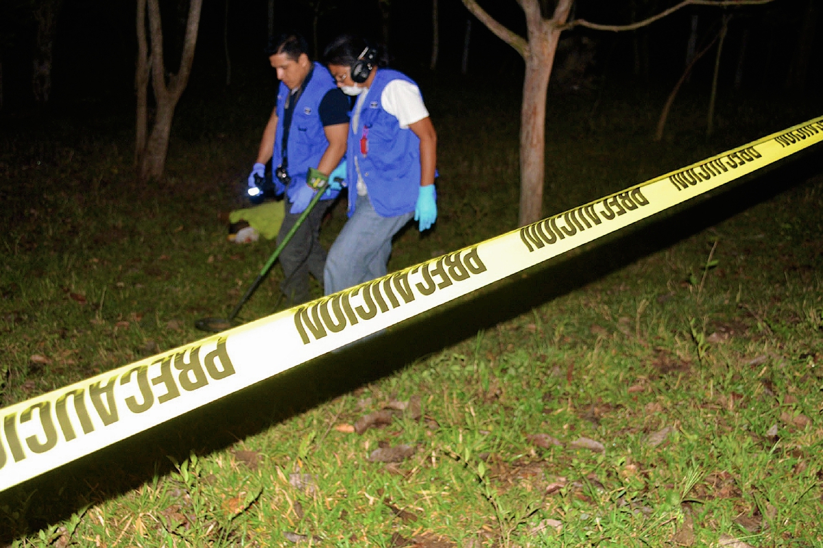 El cádaver fue encontrado en una vega de Ganado, en la aldea El Mestizo. (Foto Prensa Libre: Julio Vargas)