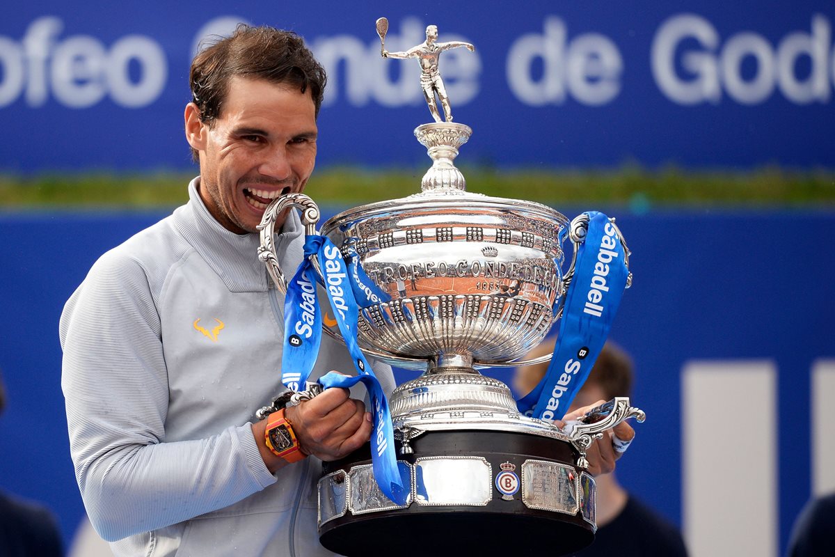 Rafael Nadal festejó así el título que conquistó en Barcelona. (Foto Prensa Libre: AFP)