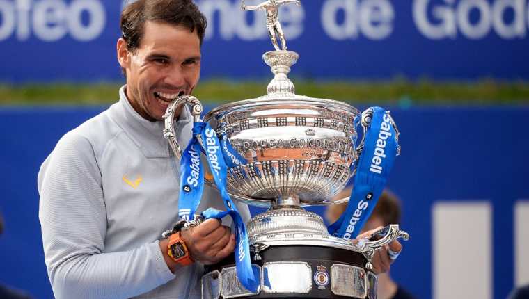 Rafael Nadal festejó así el título que conquistó en Barcelona. (Foto Prensa Libre: AFP)