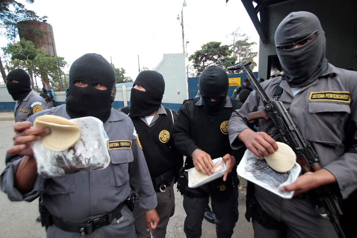 Guardias del Sistema Penitenciario se han declarado en paro por el incumplimiento de un aumento salarial y malas condiciones laborales. (Foto Prensa Libre: Hemeroteca PL)