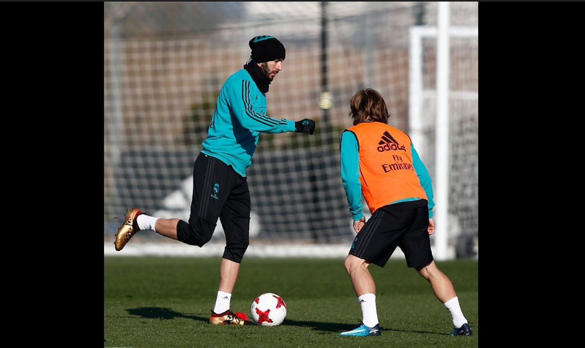 Karim Benzema durante la práctica del Real Madrid previo a los cuartos de final de la Copa del Rey. (Foto Prensa Libre: Twitter Real Madrid)