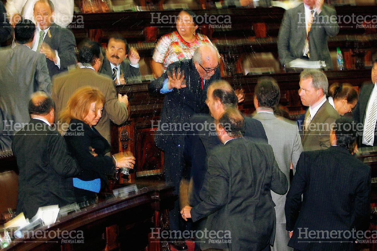 Anabella de León lanza un vaso de agua a Mario Taracena en el Congreso. (Foto Prensa Libre: Hemeroteca)