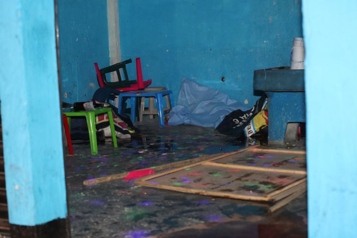 Interior del negocio donde ocurrió el ataque armado. (Foto Prensa Libre: Érick Ávila).