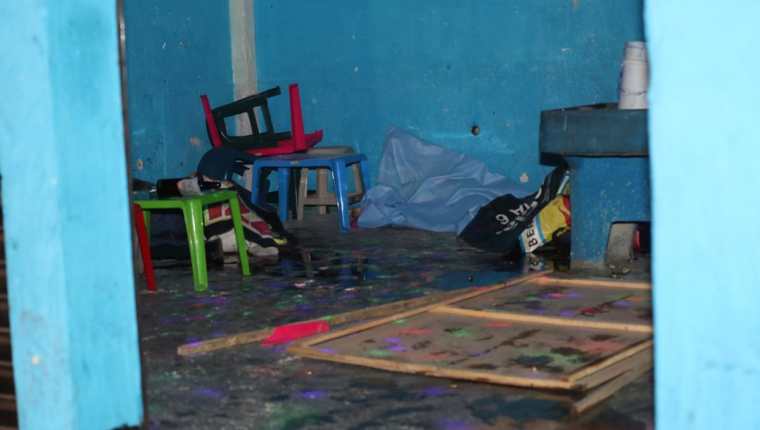 Interior del negocio donde ocurrió el ataque armado. (Foto Prensa Libre: Érick Ávila).