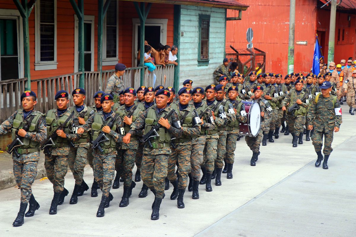 Efectivos militares desfilaron por calles y avenidas de Retalhuleu. (Foto Prensa Libre: Rolando Miranda)