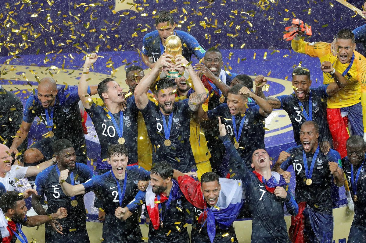 La selección francesa levanta la copa del mundo en la ceremonia después de ganarle a Croacia con marcador de 4 a 2.