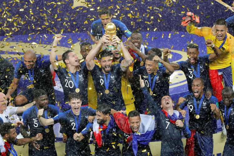La selección francesa levanta la copa del mundo en la ceremonia después de ganarle a Croacia con marcador de 4 a 2.
