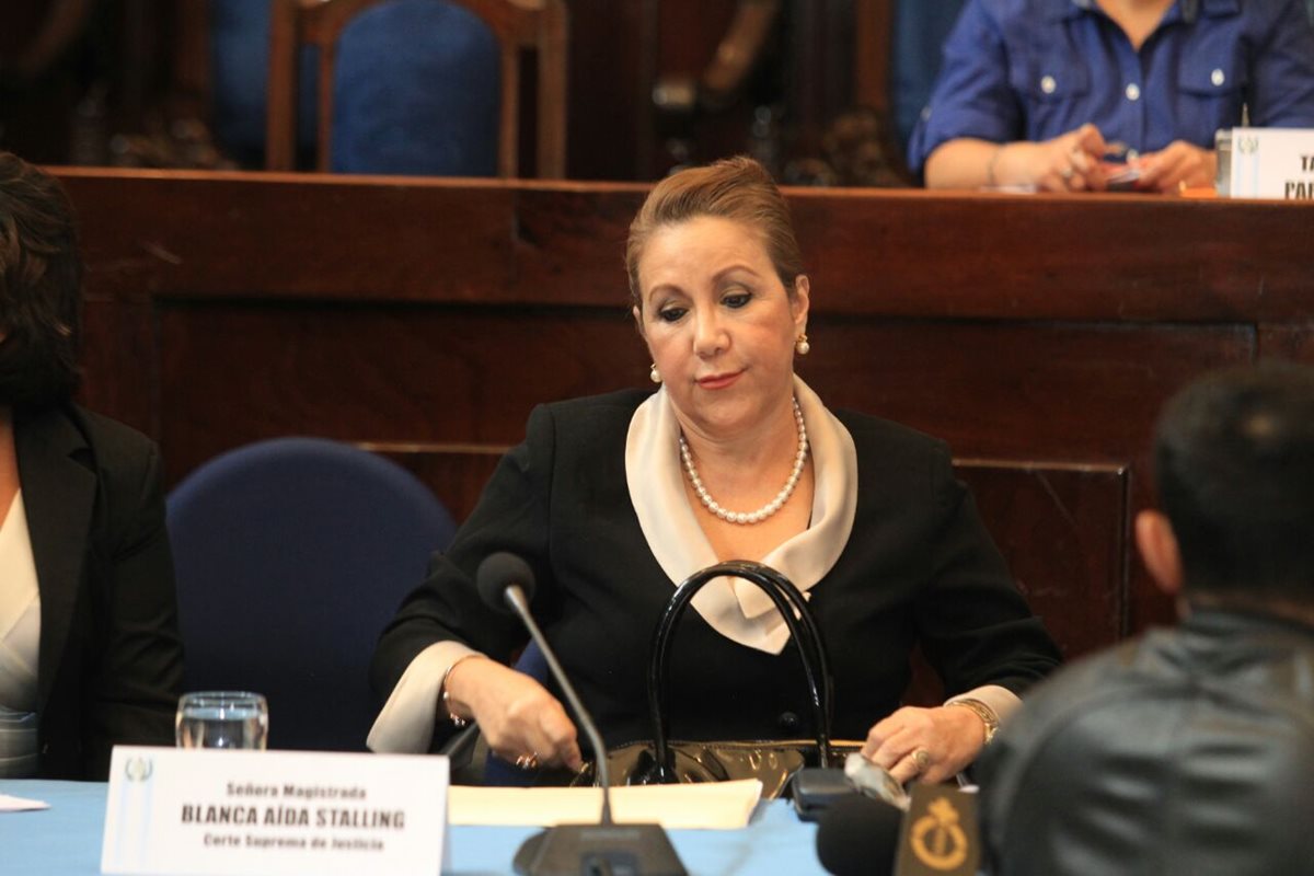 Magistrada Blanca Stalling comparece ante la comisión pesquisidora que analiza petición de antejuicio. (Foto Prensa Libre: Estuardo Paredes)
