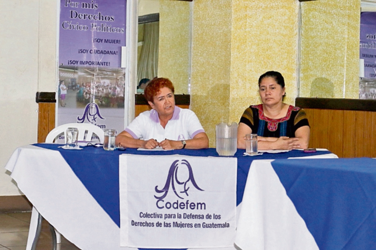 Lucía Morán  y María Isabel Grijalba, de Codefem, informan sobre malos tratos a féminas.