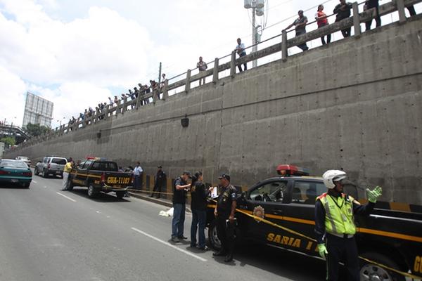 Como Norma Ileana Álvarez, de 48 años, fue identificada la mujer que se lanzó de un bus en marcha en el viaducto Tecún Umán. (Foto Prensa Libre: Érick Ávila)