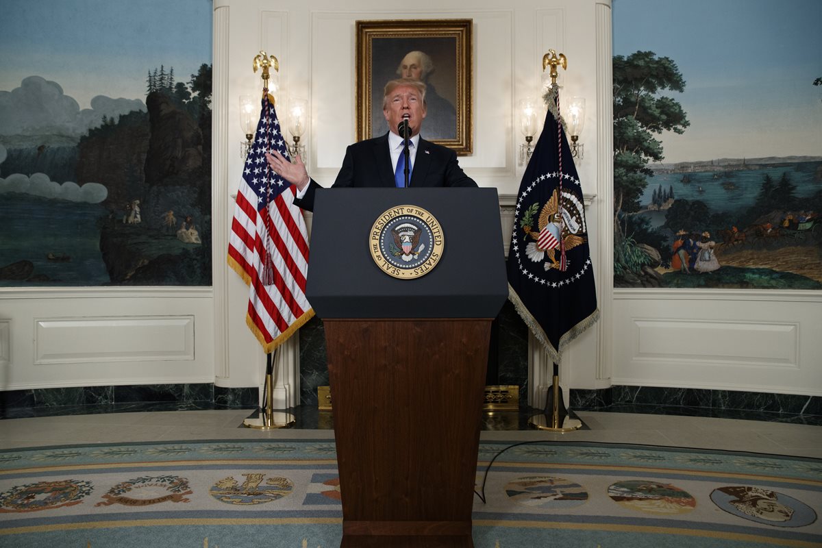 El presidente Donald Trump habla en la Casa Blanca sobre el acuerdo nuclear. (Foto Prensa Libre: AP)