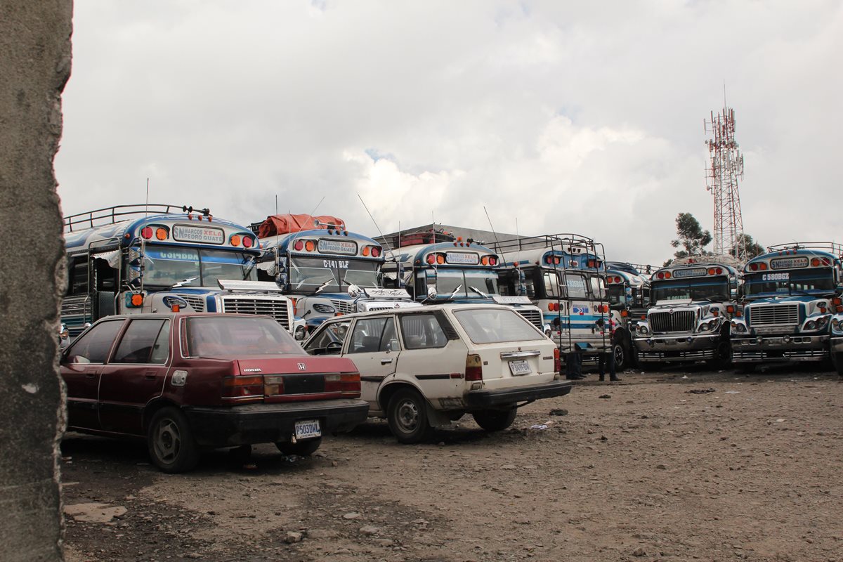 Unidades de los transportes Marquensita permanecen en predios debido a paro laboral de pilotos, en San Marcos. (Foto Prensa Libre: Aroldo Marroquín)