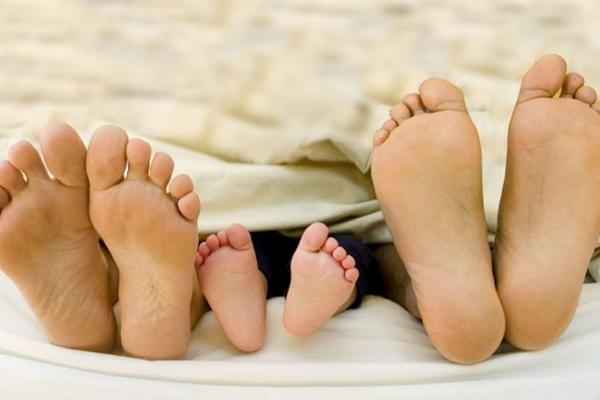 Las bacterias, a raíz de la sudoración, provocan el mal olor en los pies.