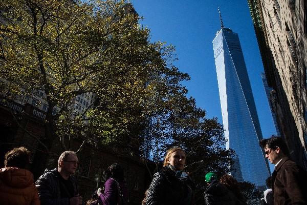 Vista del nuevo  World Trade Center, el cual abrió sus puertas hace unos  días y hoy inauguró un sistema de transporte con lo conecta con el resto  de Nueva York. (Foto Prensa Libre: AFP)