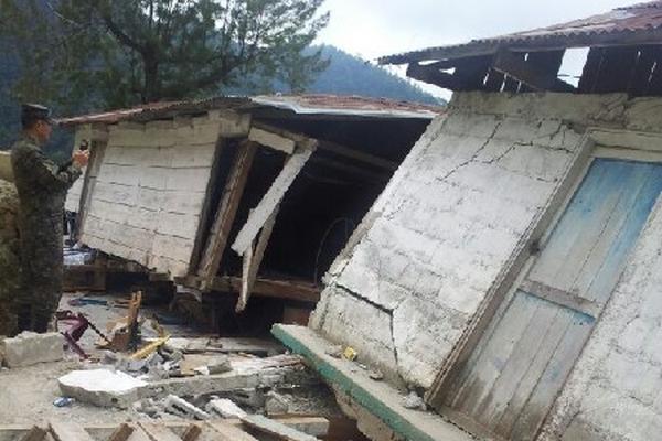 El Ejército efectúa la demolición controlada de las casas que colapsaron en Yalú,  Sibinal, San Marcos.