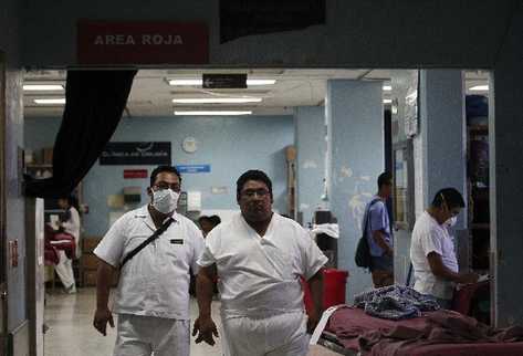 médicos y personal del Hospital San Juan de Dios que tienen contacto con pacientes sospechosos se protegen.