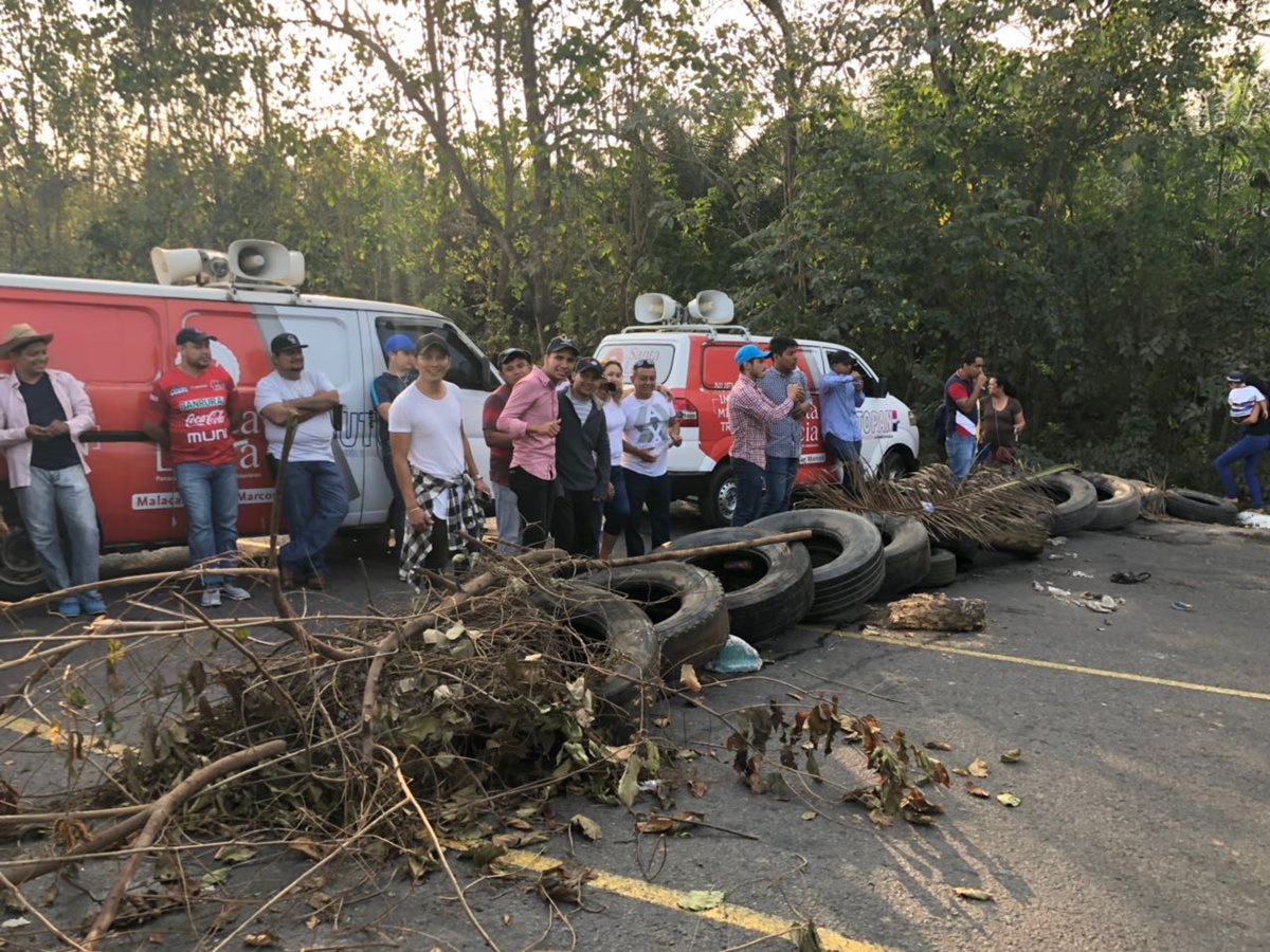 Los pobladores bloquearon la ruta porque están sin energía eléctrica desde hace más de 33 días. (Foto Prensa Libre: Whitmer Barrera)