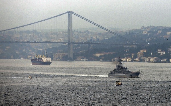 Un barco de guerra ruso pasa a través del Bósforo, en Estambul, en ruta hacia el mar Mediterráneo. (Foto Prensa Libre:AP).