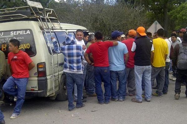 El bloqueo de un grupo de campesinos en Santa Cruz del Quiché obstaculizó el tránsito vehicular en varias rutas. (Foto Prensa Libre: Oscar Figueroa)