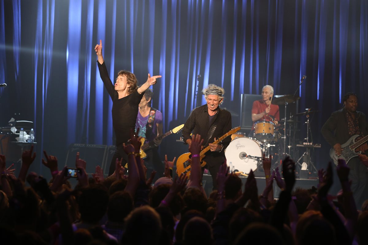 Los Rolling Stones arrancaron energía suficiente durante un concierto íntimo. (Foto Prensa Libre: AP)