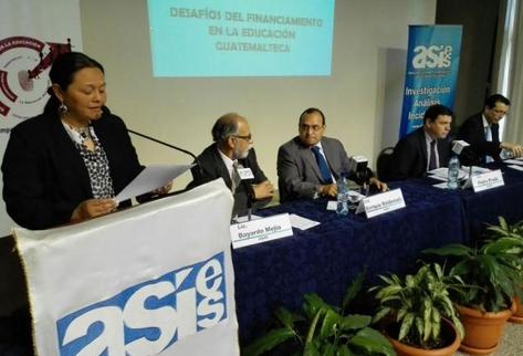 Expertos advierten que es necesario promover el uso de tecnología para tener mejor recurso humano. (Foto Prensa Libre: Edwin Bercián)