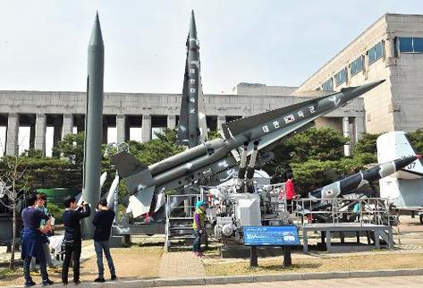Réplicas de misiles norcoreanos, fotografiadas en Seúl. (Foto Prensa Libre: AFP).
