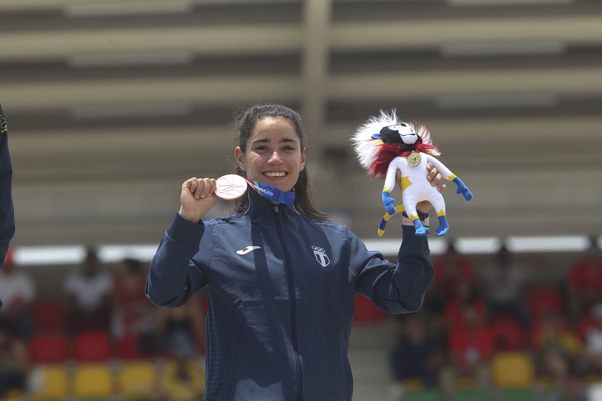 María Isabel Méndez muestra la medalla de bronce que obtuvo en Ciclismo BMX. (Foto Prensa Libre: ACD)