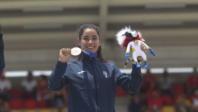 María Isabel Méndez muestra la medalla de bronce que obtuvo en Ciclismo BMX. (Foto Prensa Libre: ACD)