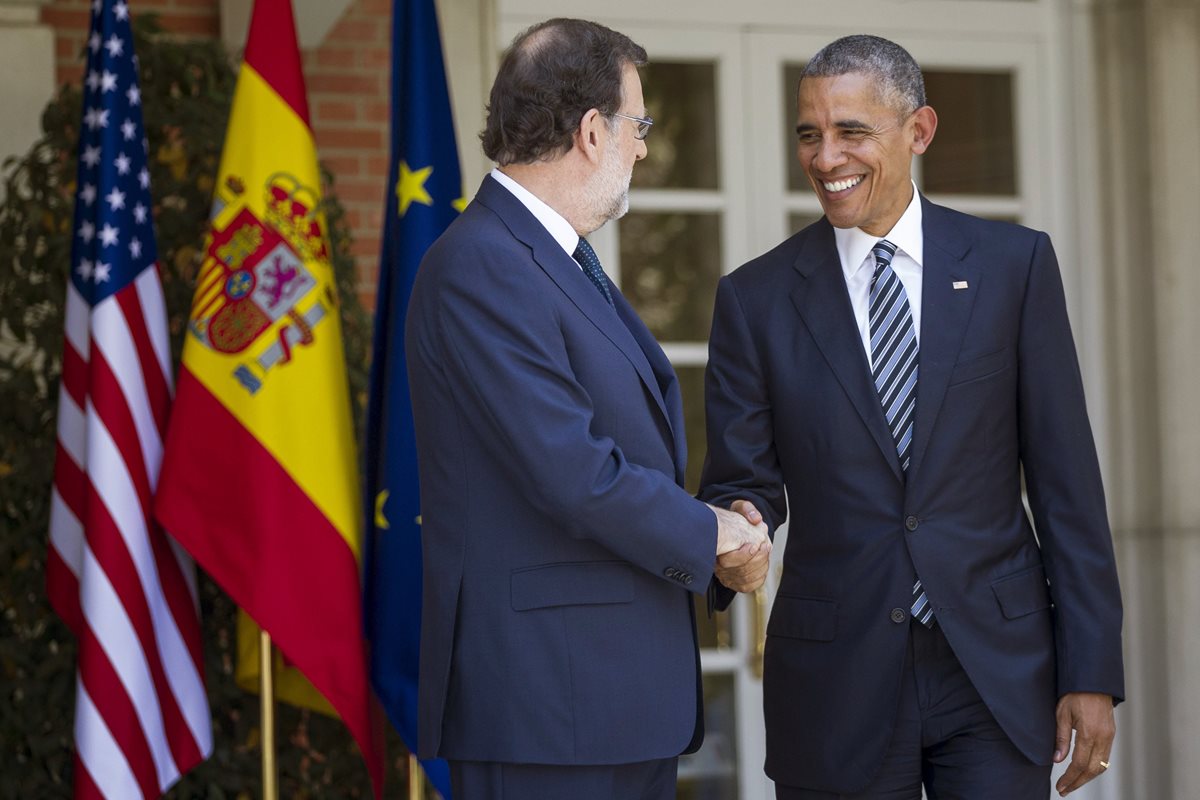 Mariano Rajoy (i), recibe al presidente de EE, UU., Barack Obama. (Foto PL: AFP)