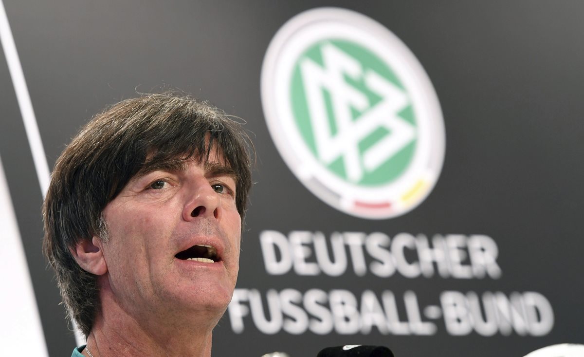 El seleccionador alemán, Joachim Löw durante la conferencia de prensa previa al juego de mañana contra Polonia. (Foto Prensa Libre: EFE)