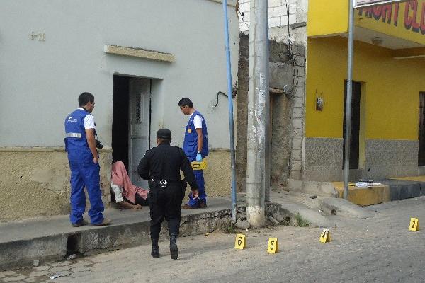 Investigadores reúnen evidencias  en el lugar donde murió baleado  Trinidad Lara, en la zona 1 de la ciudad de Chiquimula.