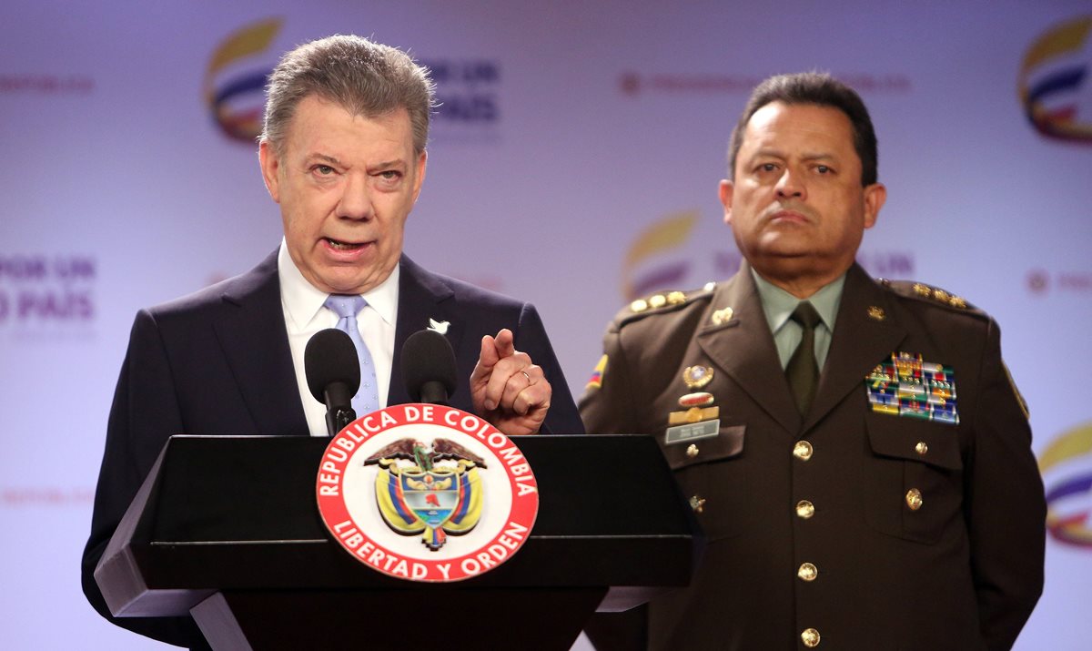 Juan Manuel Santos (izq.) presidente de Colombia, suspende visitas de negociadores de las Farc a Colombia. (Foto Prensa Libre: EFE).