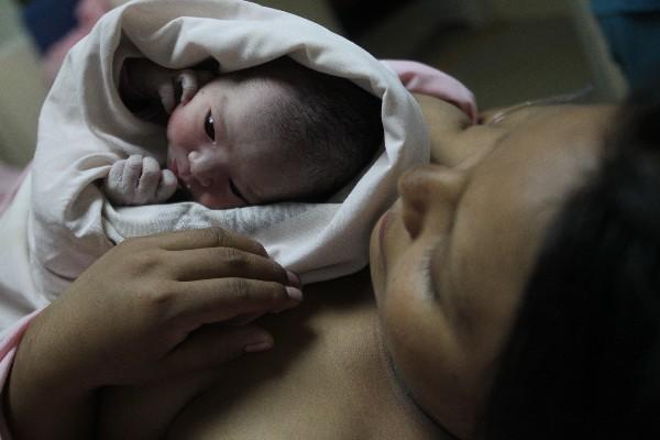 Adelia Bartolón tuvo a una bebé  a   los 16 segundos del  2014, en el Hospital Roosevelt.