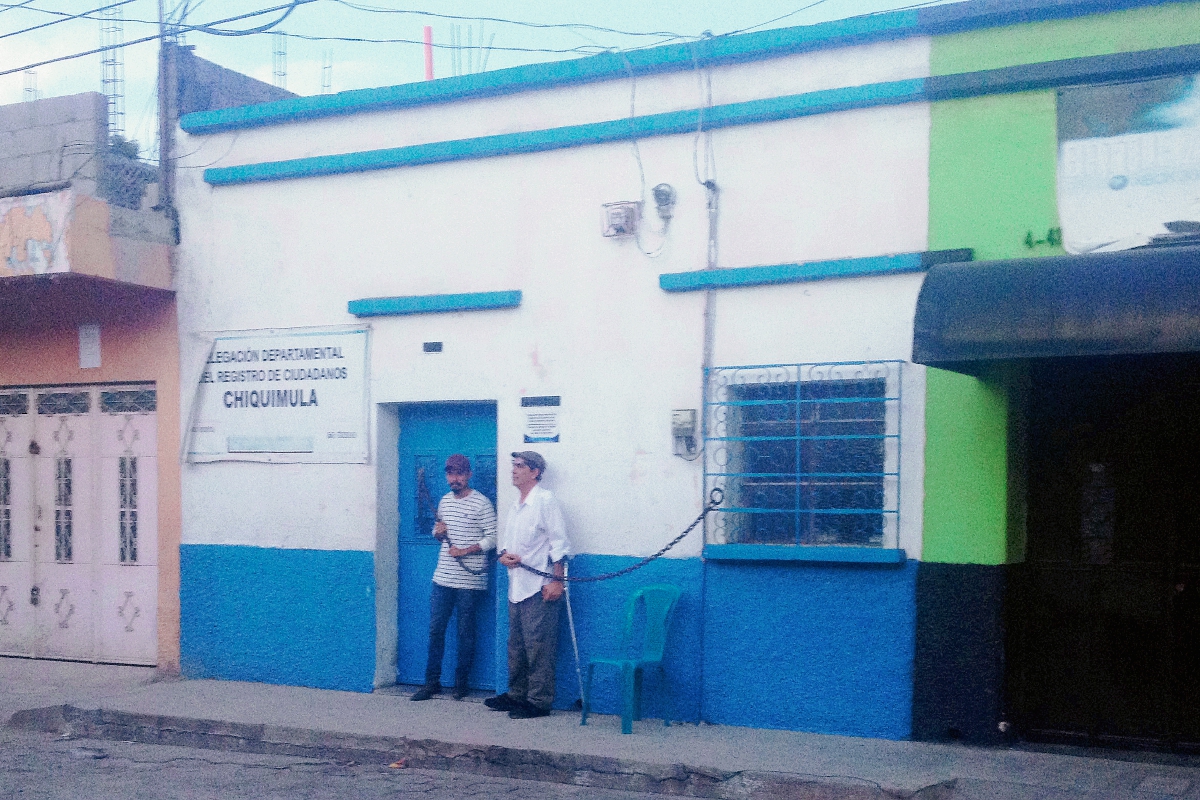 Los dos hombres  permanecen en la entrada principal del Registro de Ciudadanos de Chiquimula. (Foto Prensa Libre: Edwin Paxtor)